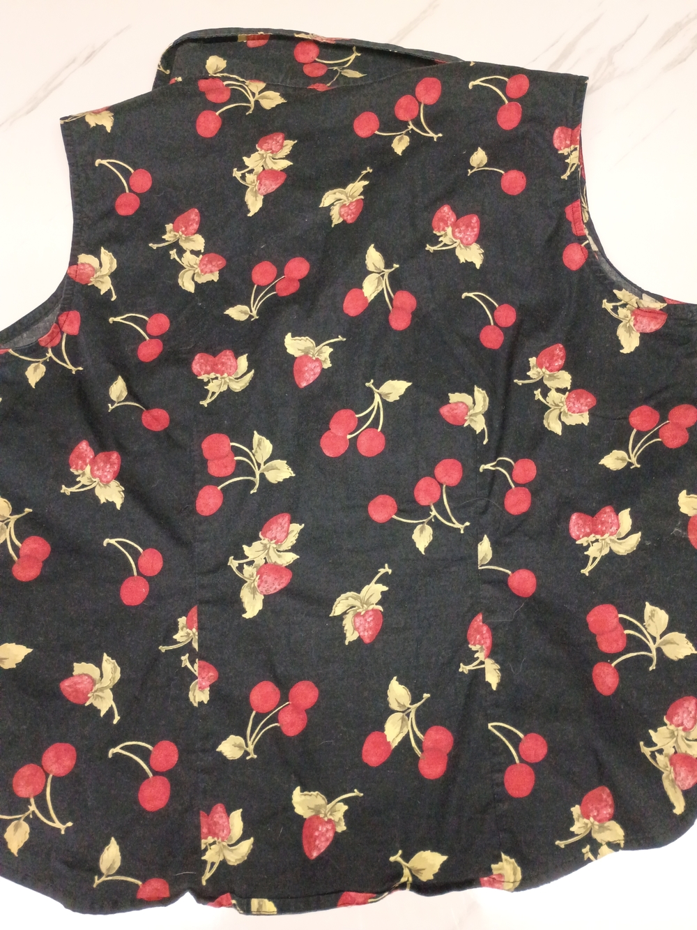 GLORIA VANDERBILT Black Cherry Print Sleeveless Button Front Top - Picture 2 of 3